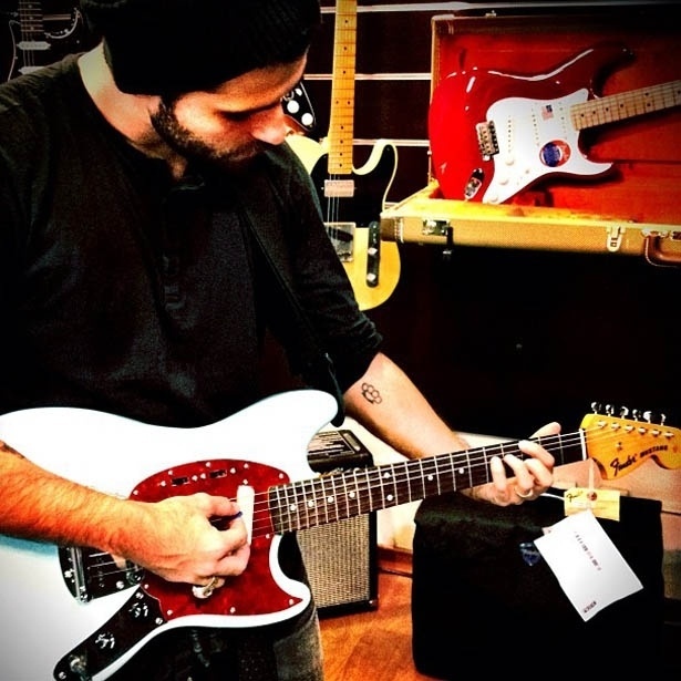 No Twitter, Bruno Gagliasso mostra foto em que aparece de barba, tocando guitarra (18/5/2012)