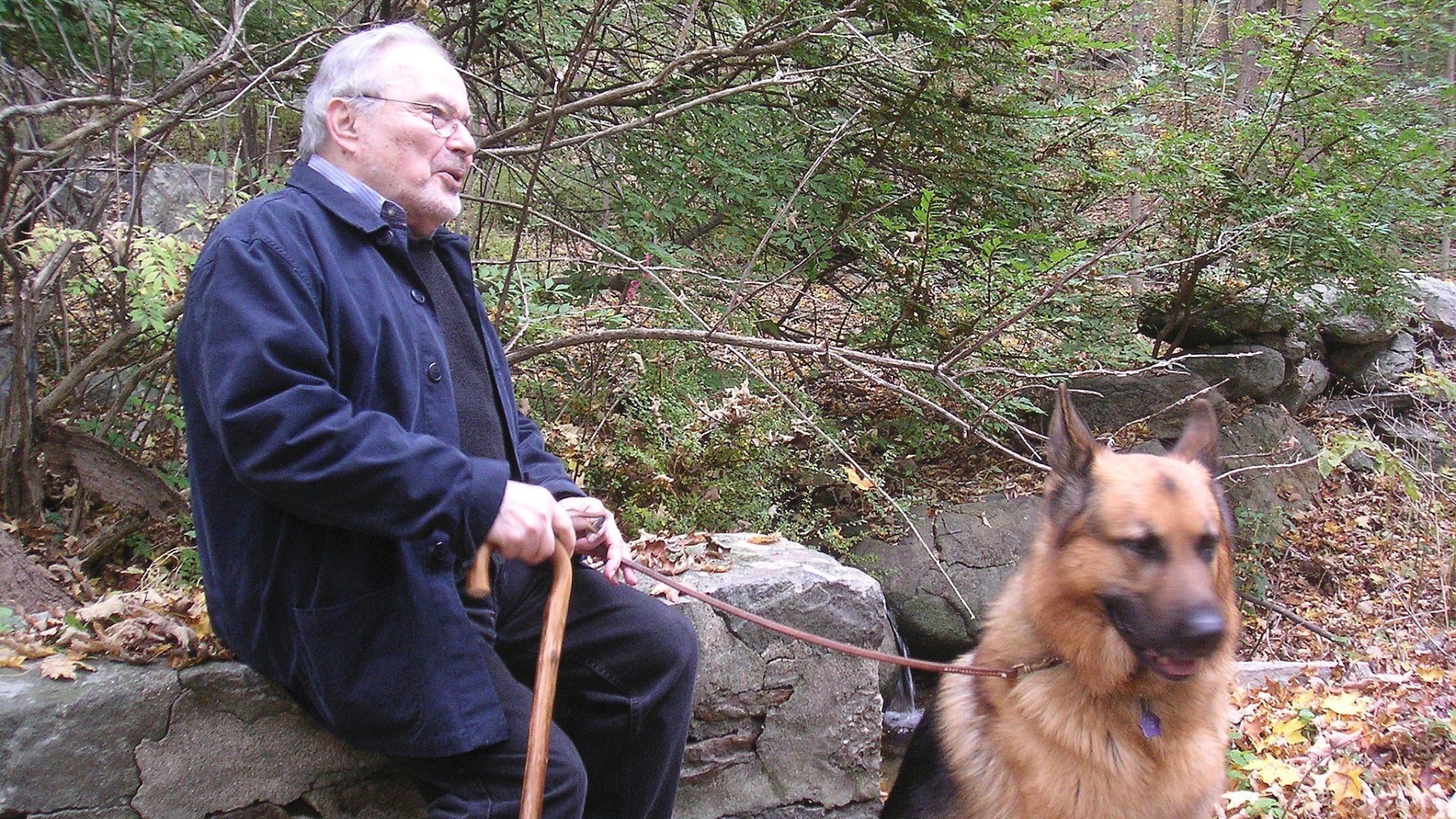 O autor e ilustrador de livros infantis Maurice Sendak com seu cachorro Herman em 2004 em imagem cedida pelo Museu de Rosenbach - Frank Armstrong/ Museu Rosenbach/ EFE