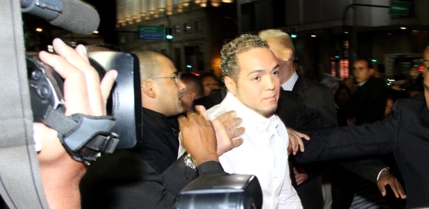 O cantor Belo chegou ao seu casamento escoltado por policiais e seguranças (18/5/2012)