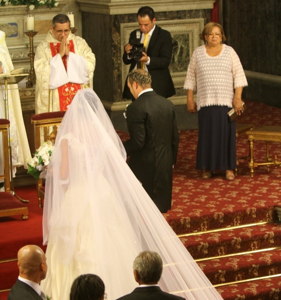 O cantor Belo e a dançarina Gracyanne se casam em cerimônia realizada por Padre Marcelo Rossi, na Igreja da Candelária (18/5/2012). O véu de Gracyanne tem quase três metros