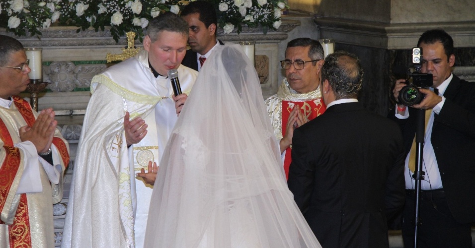 O cantor Belo e a dançarina Gracyanne se casam em cerimônia realizada por Padre Marcelo Rossi, na Igreja da Candelária (18/5/2012)