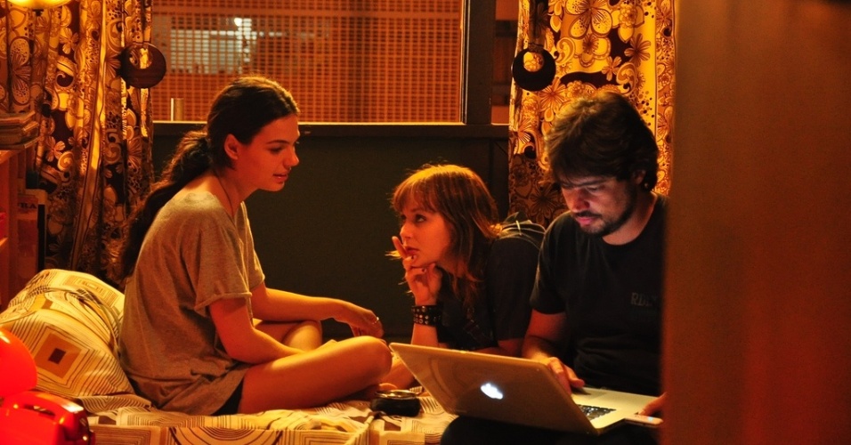 O diretor René Sampaio com as atrizes Isis Valverde (esq.) e Juliana Lohmann, que interpreta a Cris, em cena no quarto de Maria Lúcia - Divulgação