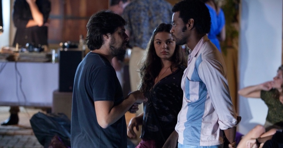 O diretor René Sampaio em cena com Isis Valverde e Fabrício Boliveira, que faz o papel de João de Santo Cristo - Divulgação