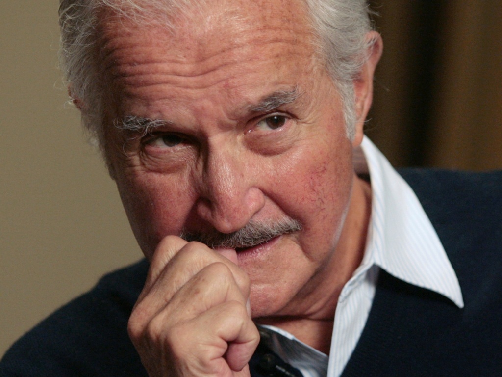 O escrito mexicano Carlos Fuentes durante entrevista à The Associated Press em Beverly Hills, na Califórnia (13/02/2008) - AP Photo/Damian Dovarganes
