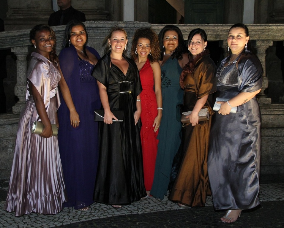 Meninas do fã-clube "Primavera" dedicado ao cantor Belo, foram convidadas pela própria Gracyanne para assistir a cerimônia na Igreja da Candelária (18/5/2012)