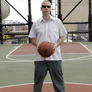 O rapper Adam Yauch, o MCA dos Beastie Boys, posa em quadra de basquete, em Nova York (19/06/2008) - AP Photo/Mary Altaffer
