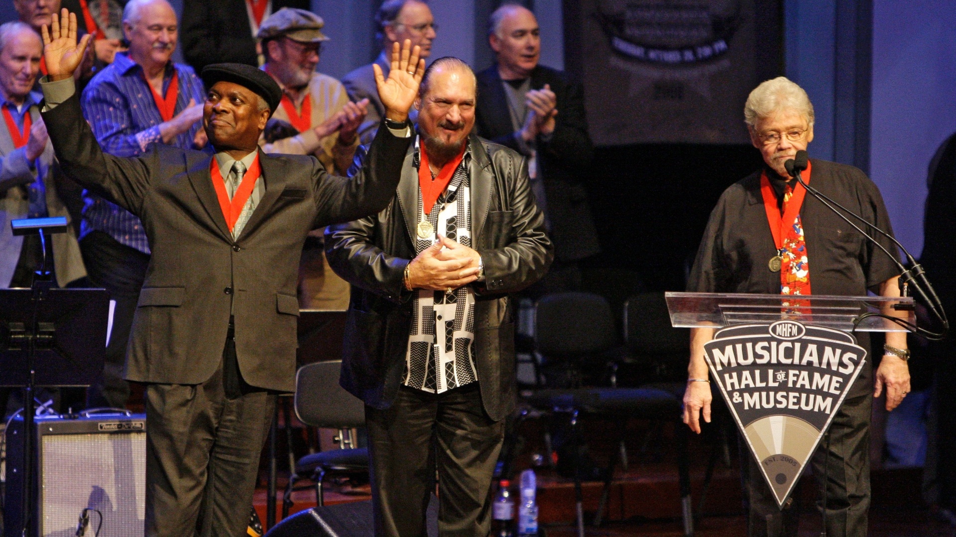 Os músicos Booker T. Jones, Steve Cropper e Donald "Duck" Dunn, do grupo Booker T. & the MGs, em cerimônia do Hall da Fama, em Nashville (28/10/2008) - AP Photo/Mark Humphrey