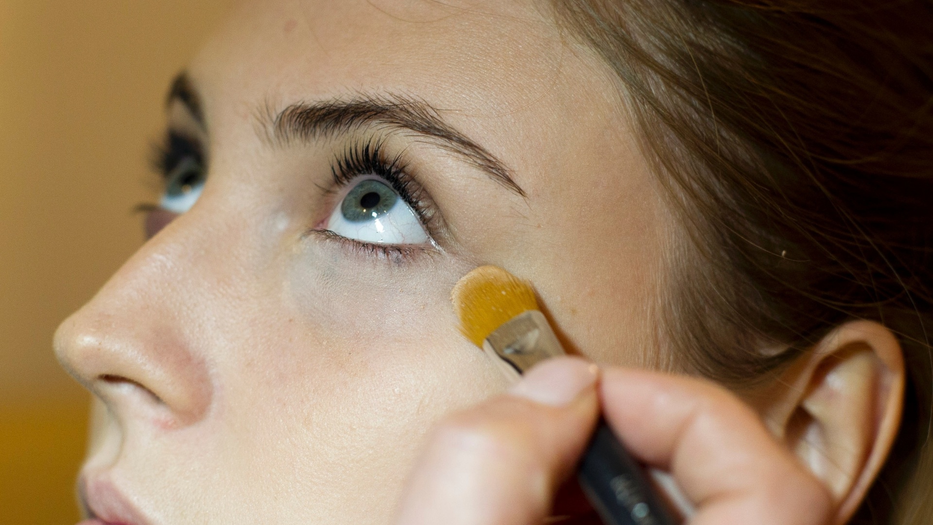 Passo a passo maquiagem mineral para o inverno - 4 - Fernando Donasci/UOL