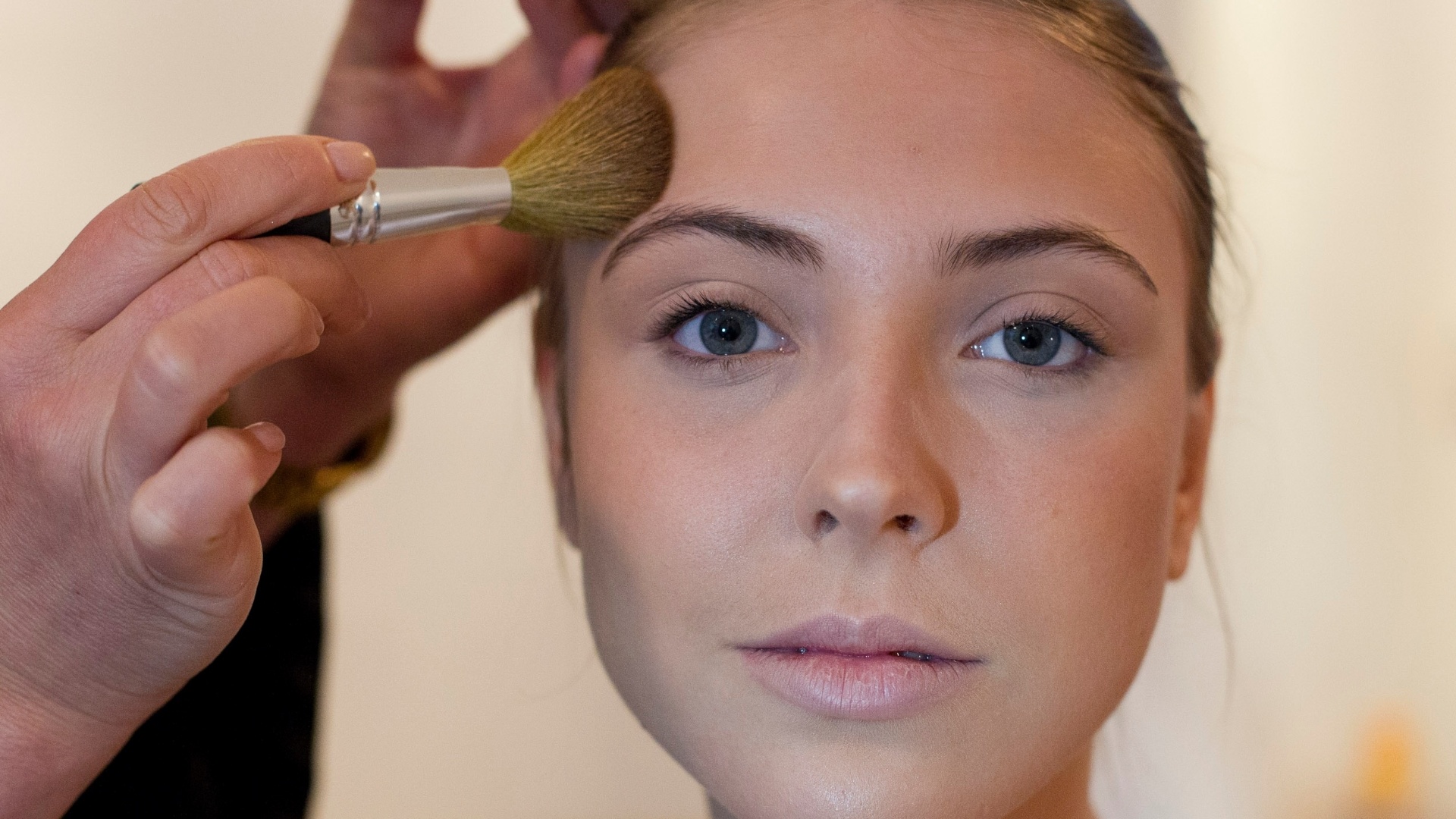 Passo a passo maquiagem mineral para o inverno - 6 - Fernando Donasci/UOL