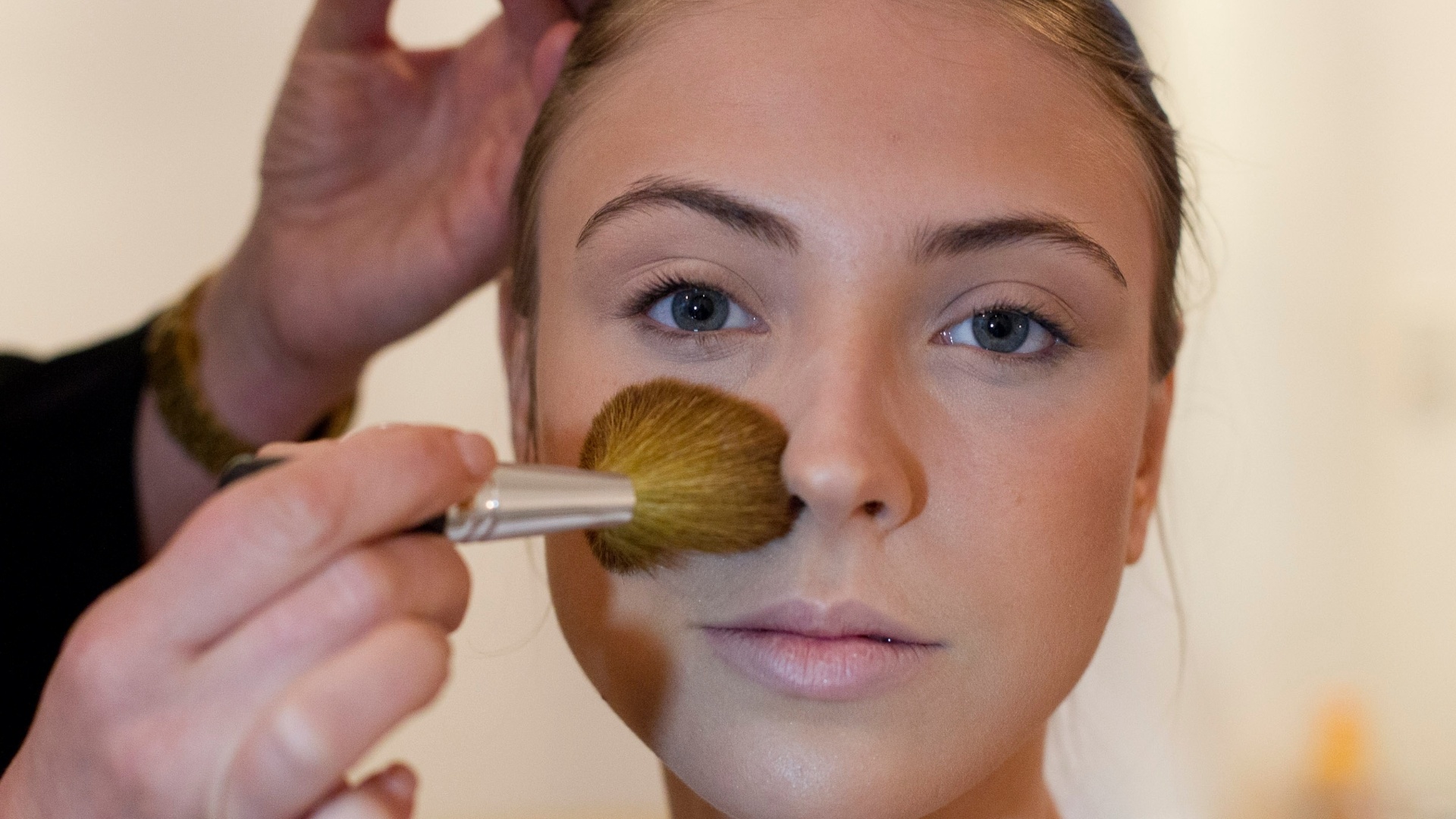 Passo a passo maquiagem mineral para o inverno - 7 - Fernando Donasci/UOL