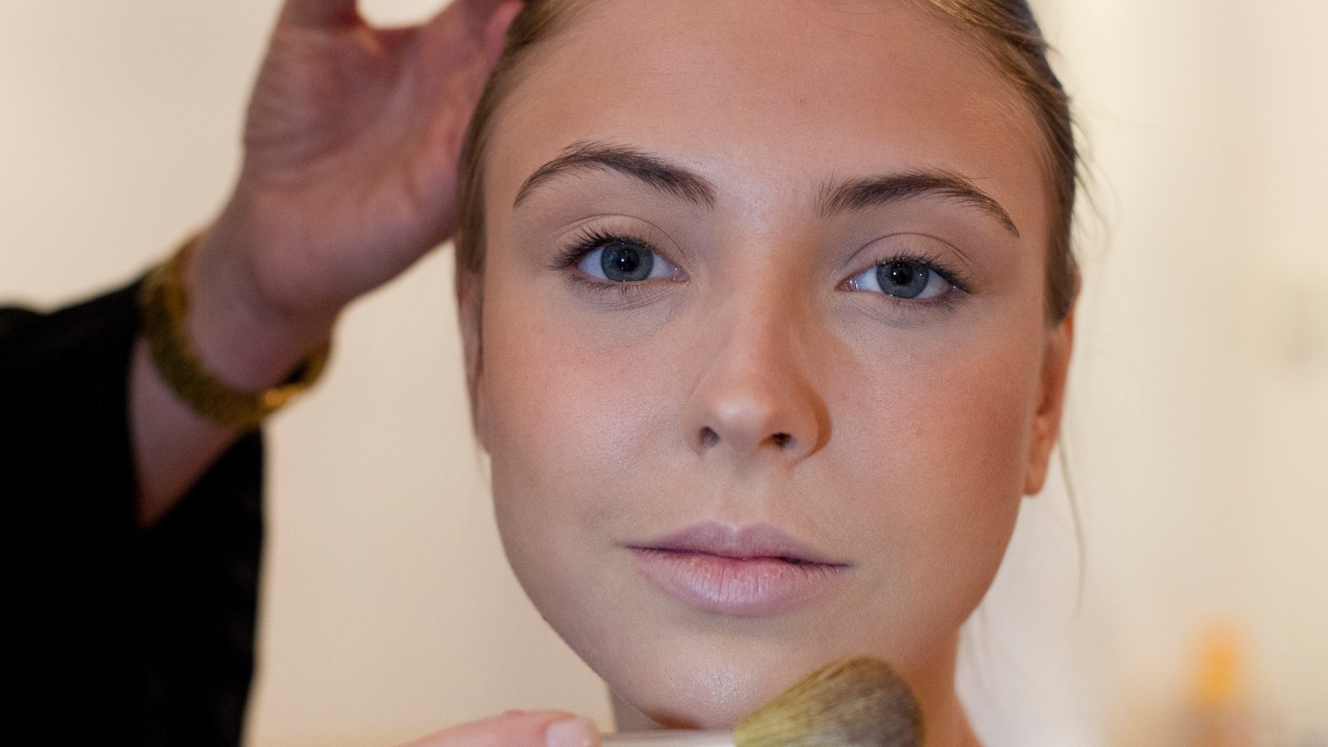 Passo a passo maquiagem mineral para o inverno - 8 - Fernando Donasci/UOL