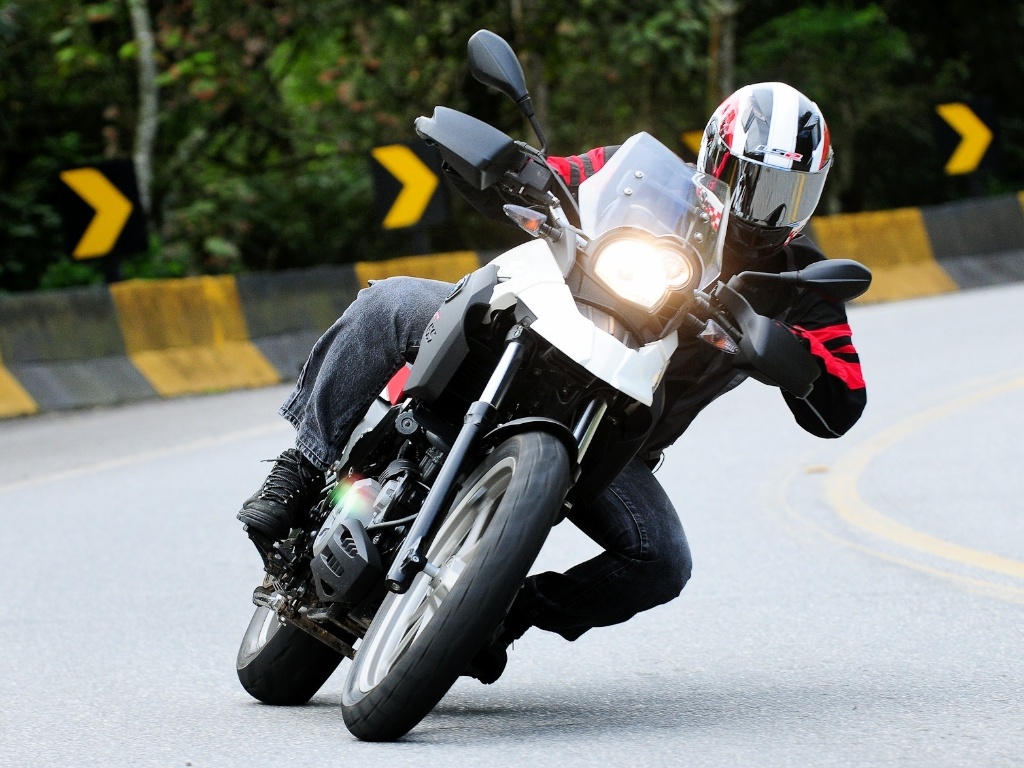 Pneus mais urbanos e rodas menores fazem a G 650 GS se sair melhor em curvas - Doni Castilho/Infomoto