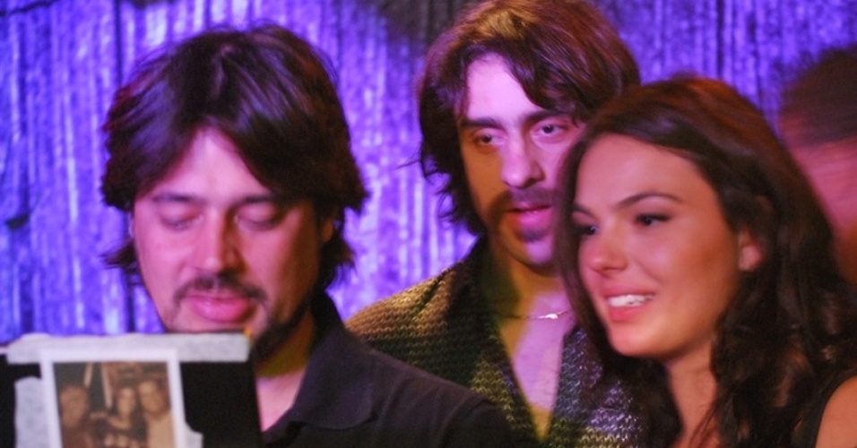 René Sampaio dirigindo uma cena com Felipe Abib e Isis Valverde - Divulgação