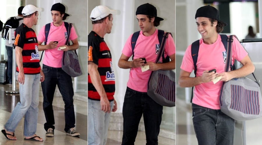 Ronny Kriwat, o Tomás de ?Avenida Brasil?, é assediado por fã em aeroporto do Rio