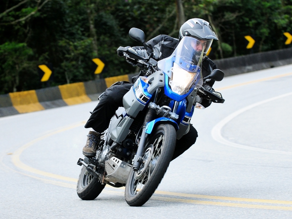 Ténéré tem pneus mais off-road e roda grande. No asfalto, perde em desempenho para a BMW - Doni Castilho/Infomoto