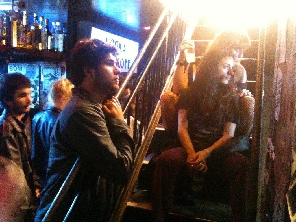 Visita de Giuliano Manfredini (dir.) ao set de "Faroeste Caboclo". Em cena, Ísis Valverde e Juliana Lohmann - Divulgação