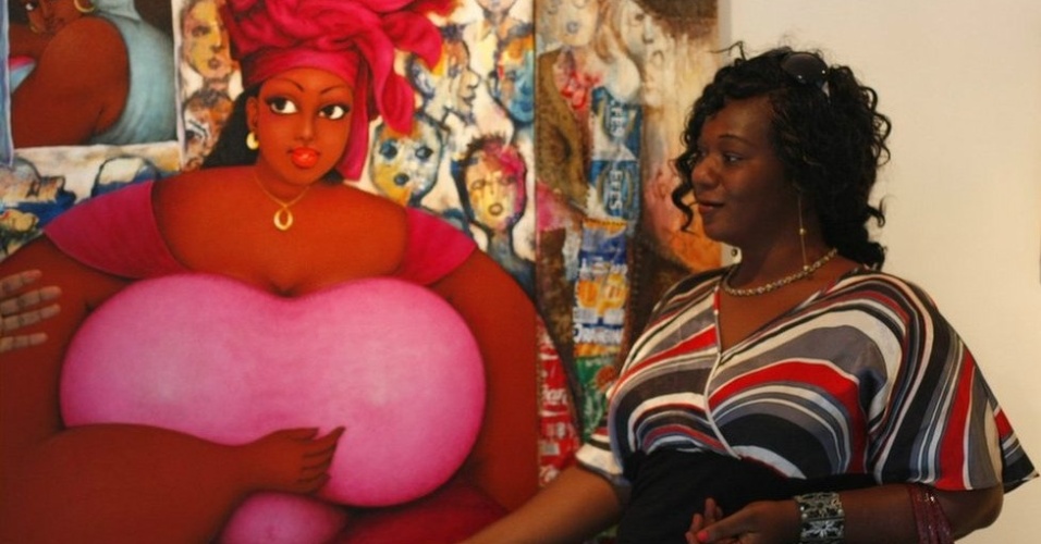 Visitante admira obra do artista Augustin Kassi em exposição na Costa do Marfim. (maio/12) - BBC