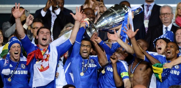Com o troféu em mãos, jogadores do Chelsea celebram o título da Liga dos Campeões - Dylan Martinez/Reuters
