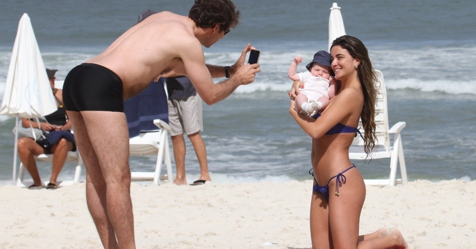 Ex-BBB Laisa tira foto com bebê na praia da Barra da Tijuca, no Rio de Janeiro (19/5/12)