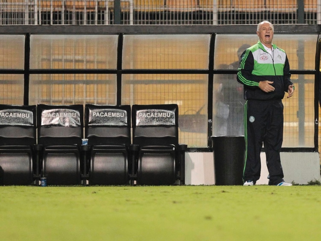 Felipão, técnico do Palmeiras, orienta sua equipe durante jogo contra a Portuguesa