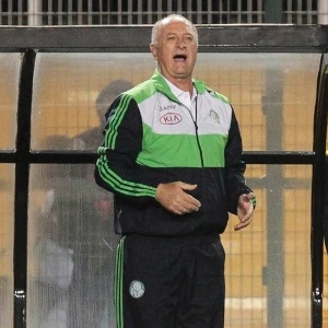 Felipão, técnico do Palmeiras, orienta sua equipe durante jogo contra a Portuguesa no Pacaembu - Fernando Donasci/UOL