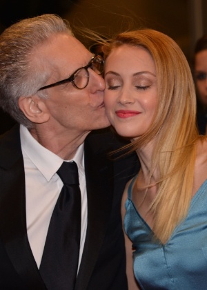 O cineasta David Cronenberg dá um beijo na atriz Sarah Gadon (19/5/12). David prestigiou o filme "Antiviral" dirigido pelo seu filho Brandon Cronenberg - Alberto Pizzoli/AFP