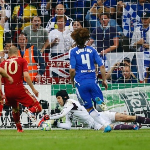 O goleiro do Chelsea, Petr Cech, defendeu pênalti batido por Arjen Robben na final da Liga - Kai Pfaffenbach/Reuters