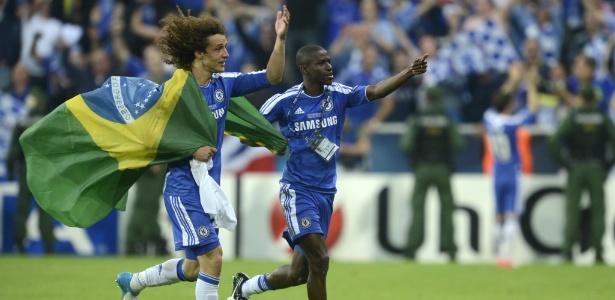 Ramires (d) comemora com companheiro David Luiz no título europeu do Chelsea - Odd Andersen/AFP Photo