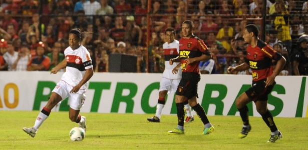 Ronaldinho Gaúcho tenta a jogada durante partida entre entre Sport e Flamengo - Alexandre Vidal/Fla Imagem