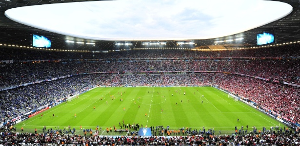 Fãs do Bayern lotaram a Allianz Arena, mas título da Liga dos Campeões não veio - John Macdougall/AFP Photo