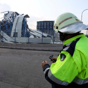 Membro da equipe de resgate observa fábrica de cerâmica destruída na localidade italiana de Sant" Agostino, próximo a Ferrara - Giorgio Benvenuti/Reuters