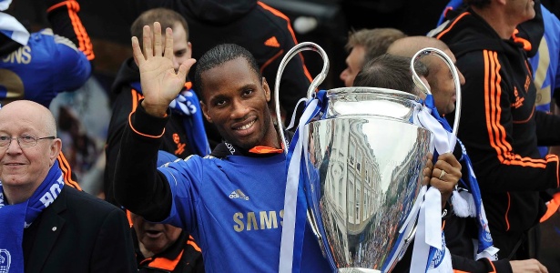 Drogba, autor do pênalti que deu a inédita conquista da Liga ao Chelsea, com a taça - REUTERS/Paul Hackett