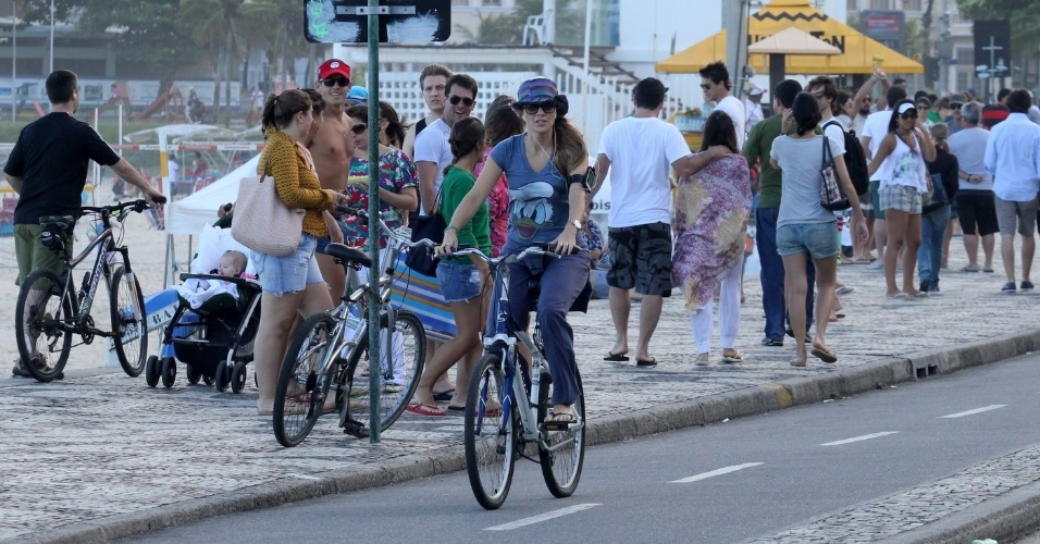 Christine Fernandes pedala pela orla do Leblon, zona sul do Rio (20/5/12)