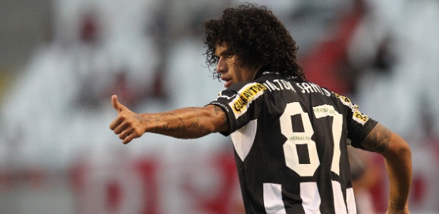 Márcio Azevedo aprendeu a marcar, se destacou em 2012 e deve deixar Botafogo - Satiro Sodré/AGIF