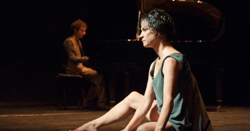 Entre a ação da dança, da luz, da música e da cenografia, Zélia Monteiro apresenta-se no Teatro Municipal de Assis - Carlos Yazlle