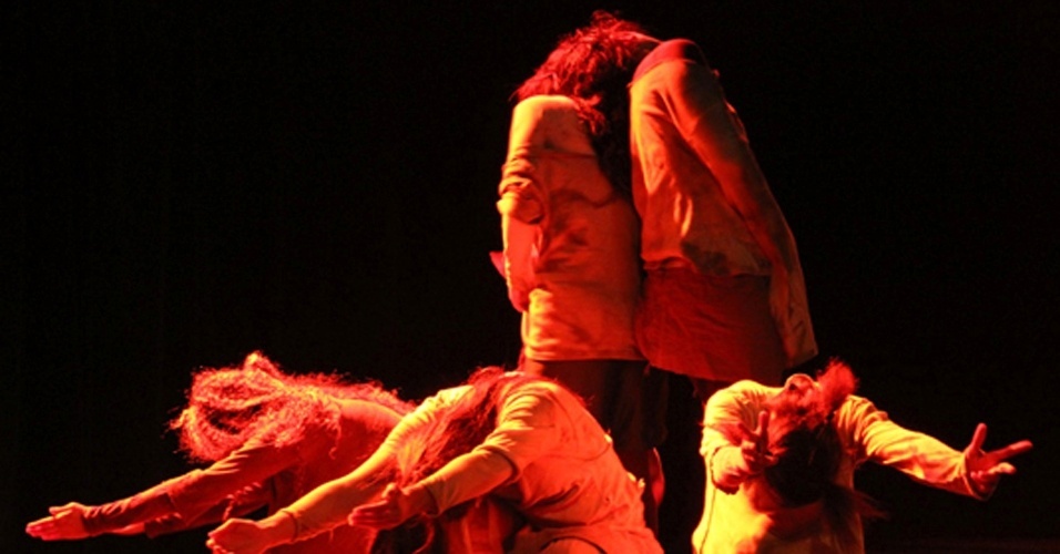 Grupo Danceato apresenta o espetáculo "Sob o Teto de Isabel" em Araçatuba - Mário Henrique Silveira Bueno