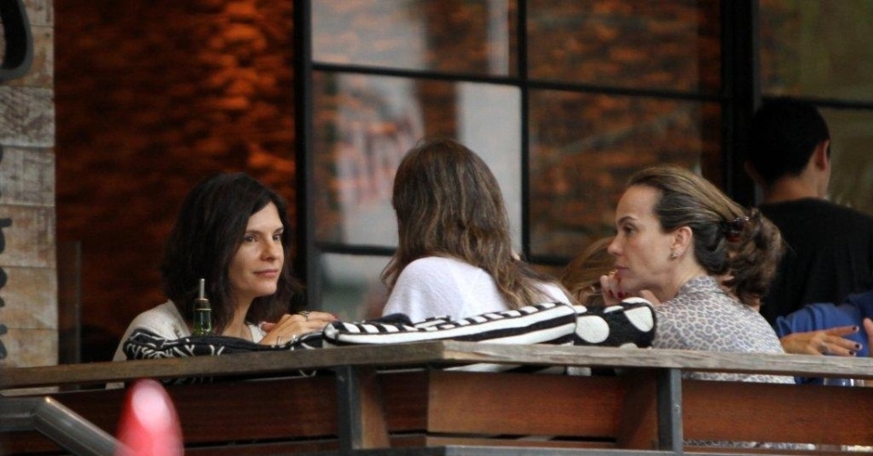 Helena Ranaldi e Flávia Monteiro almoçam em restaurante no Leblon, zona sul do Rio (20/5/12)