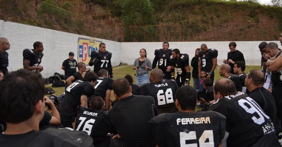 Jogadores do Corinthians reunem-se na partida com o Osasco Soldiers; o alvinegro venceu por 93 a 0 e está na semifinal da Super Copa de Futebol Americano