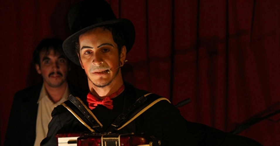 Malabarismo, equilíbrio e música na apresentação do espetáculo "Cabaré Variete", com a Cia. Cirko Volonte - Mário Henrique Silveira Bueno