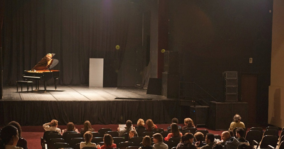 Público lota o Teatro Municipal de Assis, na apresentação de Zélia Monteiro - Carlos Yazlle