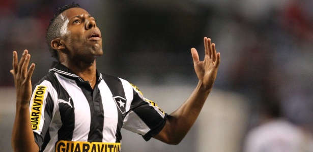 Vítor Júnior, meia do Botafogo, enfrenta problemas por promover festas em sua casa - Satiro Sodré/AGIF