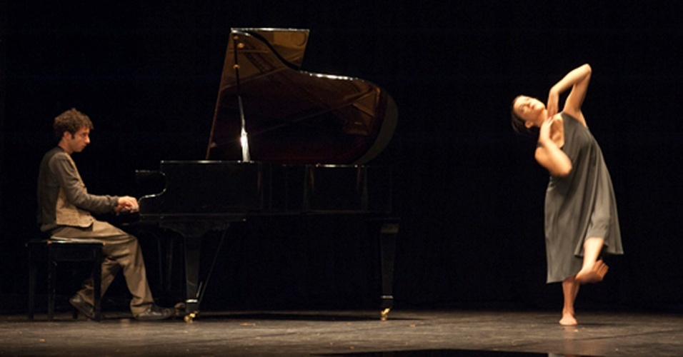 Zélia Monteiro divide a cena com o músico Manuel Pessôa - Teatro Municipal de Assis - Carlos Yazlle