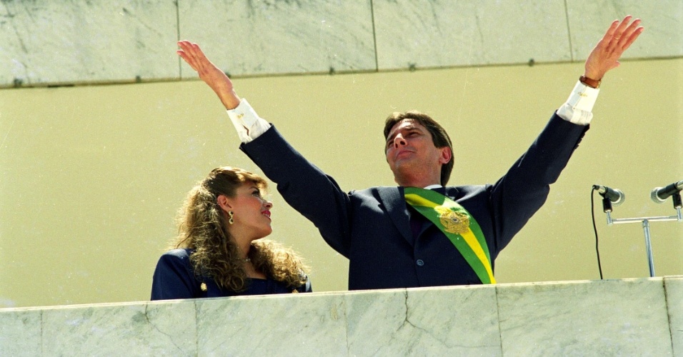 21.mai.2012 - Fernando Collor de Mello, ao lado de sua mulher, Rosane, acena para o público durante cerimônia de posse à Presidência da República do Brasil, em Brasília (DF), em março de 1990