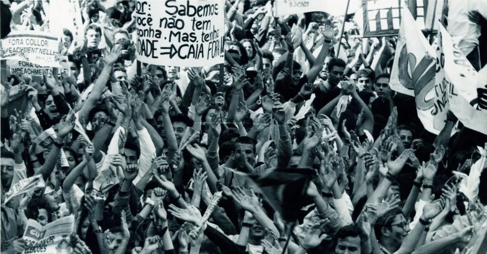21.mai.2012 - Multidão grita slogans e segura faixas e cartazes durante manifestação pelo impeachment do então presidente Fernando Collor de Mello, em São Paulo (SP), em setembro de 1992