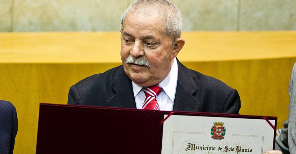 21.mai.2012 - O ex-presidente Luiz Inácio Lula da Silva exibe título de Cidadão Paulistano durante homenagem realizada pela Câmara Municipal de São Paulo