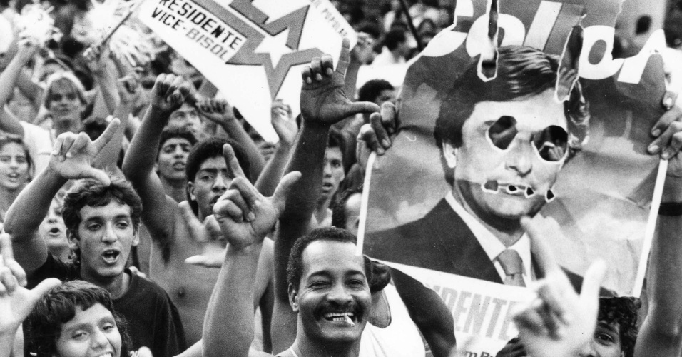 21.mai.2012 - Petistas levam cartazes a comício de Fernando Collor no Rio de Janeiro, em 1989