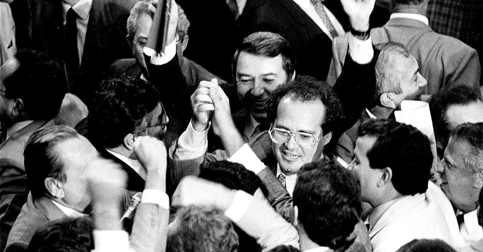 21.mai.2012 - Senadores comemoram votação que acabou com o confisco das contas bancárias, em Brasília, durante o governo do então presidente Fernando Collor de Mello, em abril de 1990