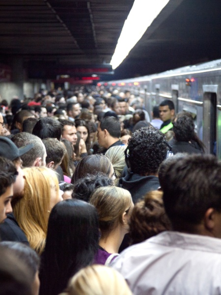 Passageiros na Linha 3-Vermelha do Metrô - Guilherme Zauith/Folhapress