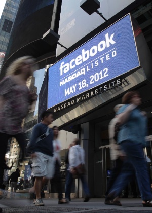 Display localizada em Times Square (em Nova York) mostra oficialização de abertura de capital do Facebook na Nasdaq, bolsa eletrônica de valores - Richard Drew/AP