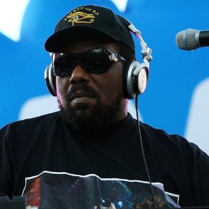 DJ Afrika Bambaataa é um dos padrinhos e pioneiros do hip hop - Getty Images